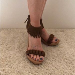 Chocolate brown Minnetonka suede fringe wedge. Sz7